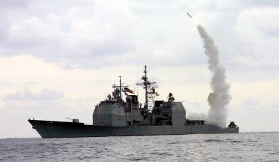 Направившийся "устрашать" российские корабли ракетный крейсер США на буксире потянули на ремонт