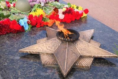 С Полком Победы, денежными выплатами и новыми памятниками: как отметят 8-9 Мая в Украине