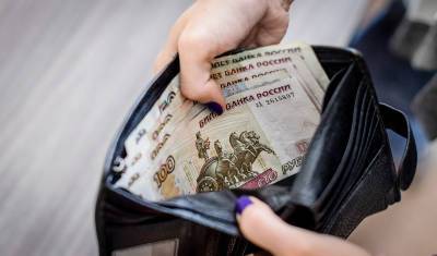 Россияне считают, что учителя и врачи получают незаслуженно низкую зарплату