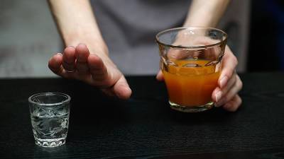 Нарколог предупредил об опасности употребления крепкого алкоголя натощак