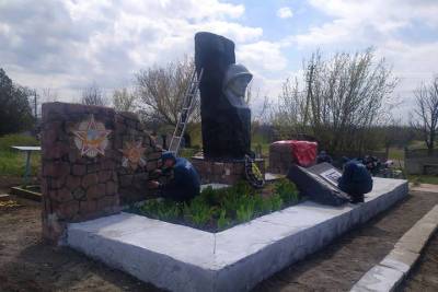 Сотрудники МЧС ДНР благоустроили территории памятников