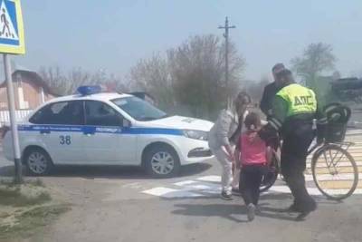 В Новосибирской области машина ДПС сбила велосипедистку с ребенком