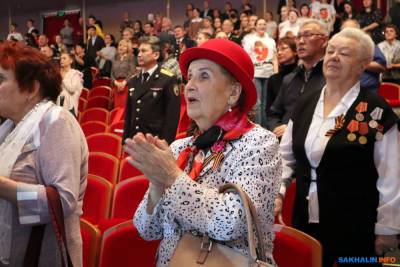 Ветераны в Южно-Сахалинске стоя слушали песни, посвященные Победе