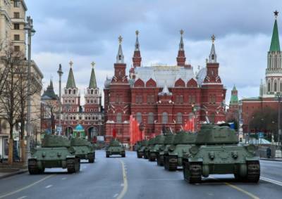 Парад Победы отрепетировали: 12 тысяч военных прошли по Красной площади
