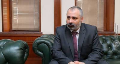 "Сильный иммунитет важен в жизни и в политике": глава МИД Карабаха привился против COVID