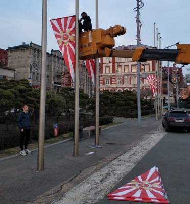Улицы Владивостока ко Дню Победы украсили флагами, напоминающими знамена ВМФ Японии