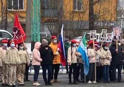 Российских детей вывели на шествие с портретом главного «деда-победителя» всей РФ (ФОТО)
