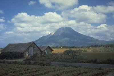 В Индонезии начал извергаться вулкан Синабунг