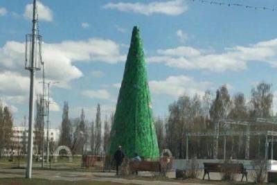 В городе Башкирии до сих пор стоит пиксельная елка: мэр объяснил причину