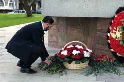 Александр Мажуга возложил цветы к памятнику Маршалу Бирюзову в Щукино