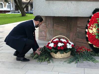 Ректор РХТУ Мажуга почтил память героев Великой Отечественной войны у памятника Маршалу Бирюзову