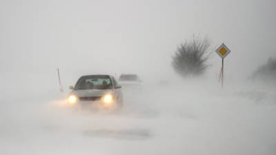 Около 30 автомобилей встали на трассе в Мурманской области из-за снежного перемета
