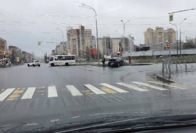 Иномарка врезалась в светофор на пересечении Комендантского и Шуваловского