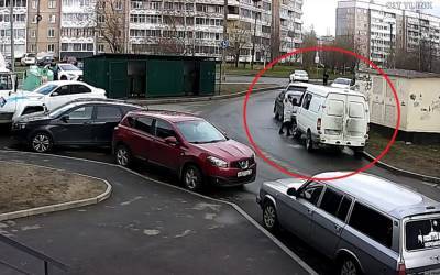 В Петрозаводске женщина молотком крушила машину на глазах у прохожих