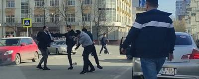 В Екатеринбурге водители устроили спарринг на «зебре»