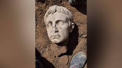В Италии обнаружили мраморную голову первого римского императора