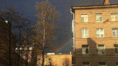 Фото: петербуржцы засняли радугу в разных районах города