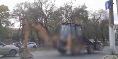 В Одессе на Фонтанской дороге засняли шагающий трактор - водитель получил штраф - видео - ТЕЛЕГРАФ
