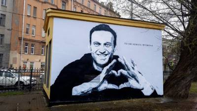 Скандальное граффити с Навальным вернули на прежнее место