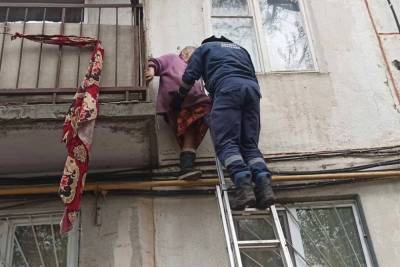 Саратовские спасатели сняли пенсионерку, застрявшую на газовой трубе