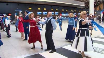 Флешмоб «Синий платочек Победы» прошел в столичном аэропорту «Шереметьево»