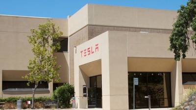 Продажи электрокаров Tesla превысили объемы производства в 2021 году