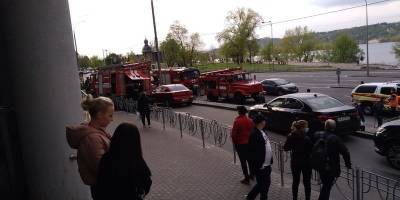 Пожар в Silver Breeze на Березняках 7 мая - сгорел Lexus, огонь погасили за сорок минут - ТЕЛЕГРАФ