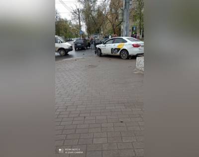 Две легковушки столкнулись на проспекте Октября в Нижнем Новгороде