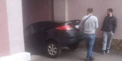 В Киеве на Бортничах за месяц уже второй автомобиль попал в ловушку на ступенях на улице Харченко - фото и видео - ТЕЛЕГРАФ