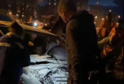 Иномарка протаранила бетонное ограждение в Петербурге