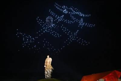 В небо над Ржевским мемориалом поднялись светящиеся дроны