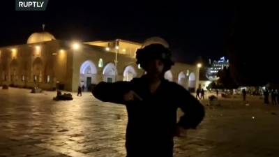 Динара Токтосунова - На оператора Ruptly, снимавшего беспорядки у мечети в Иерусалиме, напал израильский силовик - russian.rt.com - Иерусалим - Восточный Иерусалим