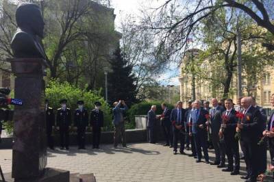 Донские связисты возложили цветы к памятнику изобретателю радио Александру Попову