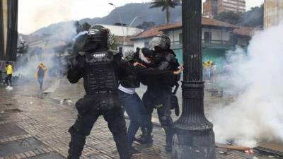 В Колумбии десятый день продолжаются бои полиции с протестующими (ВИДЕО)