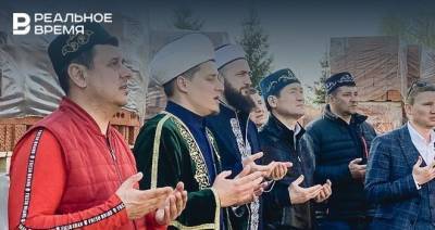 В Пестречинском районе на минарете новой мечети установили полумесяц