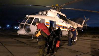 Трое рыбаков и ребенок спасены с острова в Хабаровском крае
