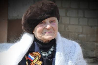 Оренбургский пуховый платок и концертную программу подарили смоленскому ветерану Ангелине Маклецовой