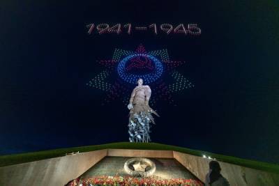 Над Ржевским мемориалом тысяча беспилотников нарисовали в небе победные картины