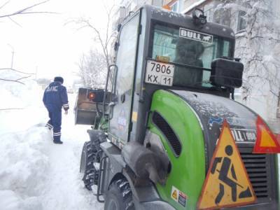 В Усинске невнимательность тракториста и пешехода привели к тяжким последствиям