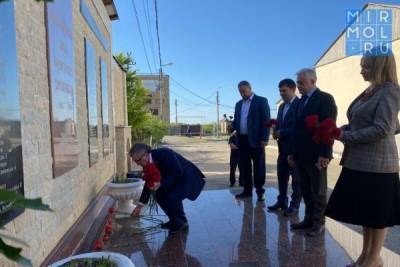 Депутат Госдумы Юрий Левицкий возложил цветы к памятнику воинам, павшим в Великой Отечественной войне