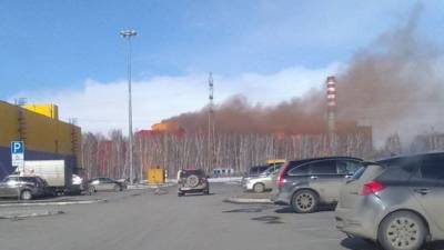 Из-под крыши завода «УГМК-Сталь» в Антипино вырывается коричневый дым