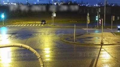 Видео: на улице Маршала Казакова водитель на скорости влетел в бетонные блоки