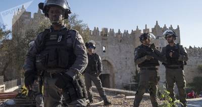 Полицейский напал на оператора Ruptly во время беспорядков в Иерусалиме. Видео