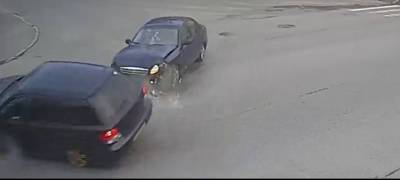 Два автомобиля жестко столкнулись на перекрестке в Петрозаводске (ВИДЕО)