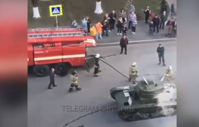 На репетиции парада Победы в России произошло ЧП, видео: танк вспыхнул как спичка