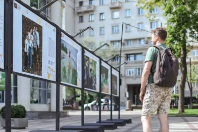 Уличные выставки «Москва победная» открылись на трех бульварах города