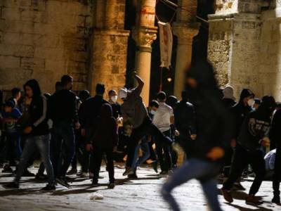 В Иерусалиме в стычках на Храмовой горе пострадали более 200 человек (ВИДЕО)
