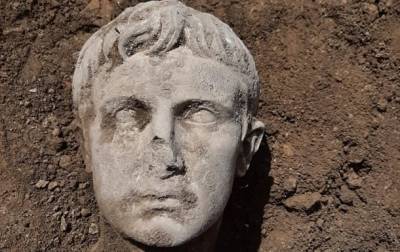 Археологи обнаружили в Италии мраморную голову первого римского императора и мира