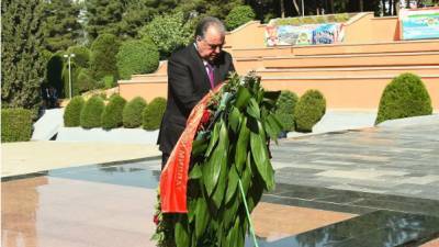 Рахмон возложил венок к Вечному огню в Парке Победы в Душанбе