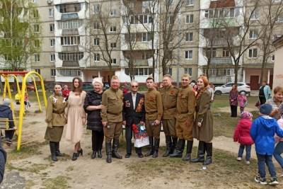 В Йошкар-Оле ветеранов поздравляют концертами во дворах